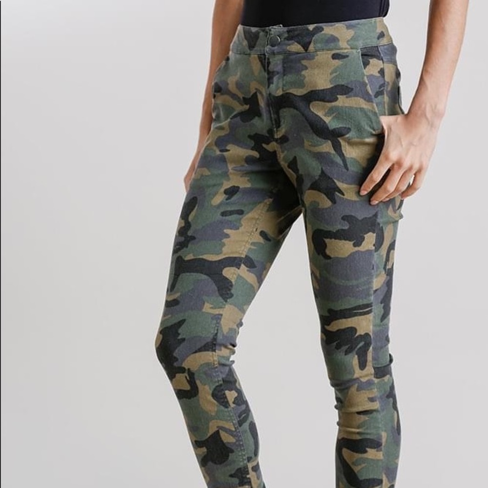 Brand new with Tags UMGEE Camo pants